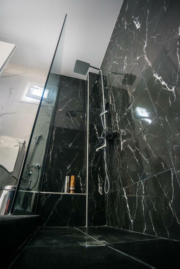 Diamond Lux Apartment Palaiontsiflikion Bagian luar foto