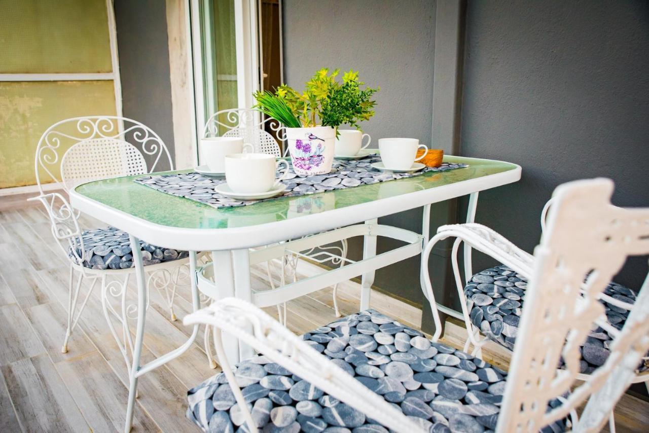 Diamond Lux Apartment Palaiontsiflikion Bagian luar foto