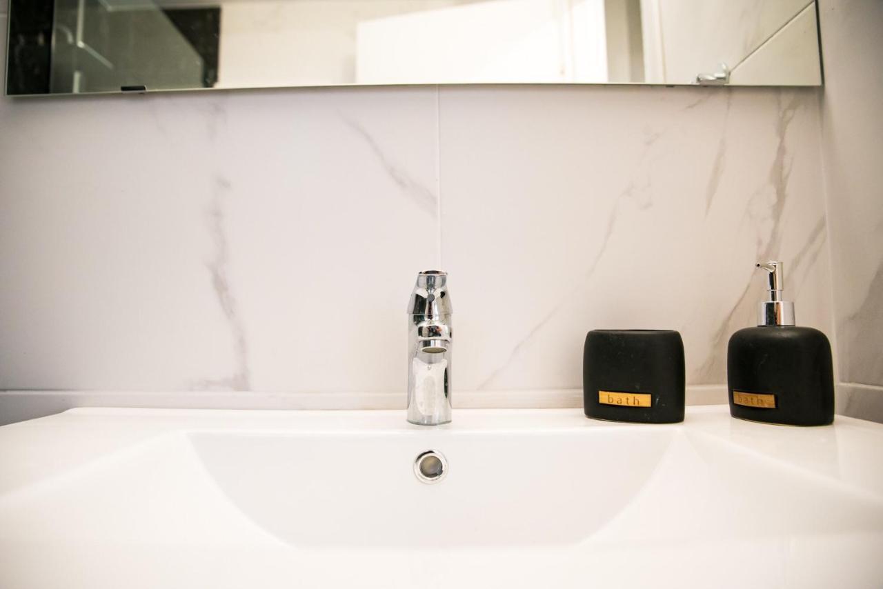 Diamond Lux Apartment Palaiontsiflikion Bagian luar foto