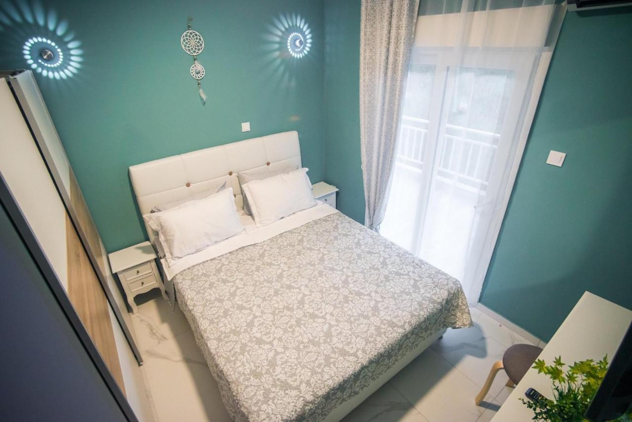 Diamond Lux Apartment Palaiontsiflikion Bagian luar foto