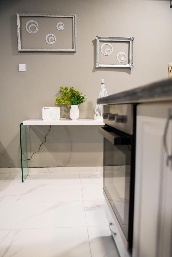 Diamond Lux Apartment Palaiontsiflikion Bagian luar foto